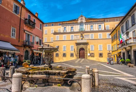 Piazza della Libertà med Palazzo Pontificio