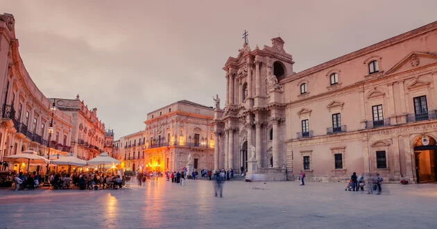 Domkirkepladsen i Siracusa ved solnedgang