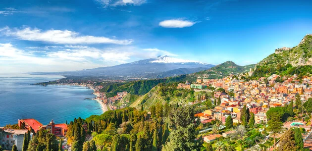 Taormina med Etna i baggrunden